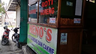 Meno's, gerobak penjual roti goreng, terpaksa naikan harga gorengan karena minyak goreng mahal.