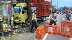 Kondisi sebuah truk yang menabrak sebuah toko pakaian di Desa Balenrejo RT 05 RW 01 Kecamatan Balen, Kabupaten Bojonegoro.