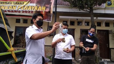 AKP Rizkika Atmatha Putra, Kasat Reskrim Polres Kediri, menunjukan barang bukti yang di amankan dari konser viral.