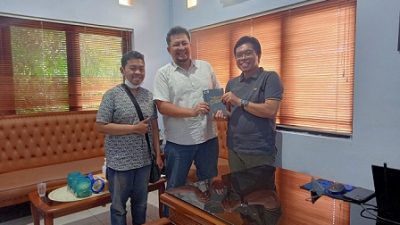 Dari kanan, Kadiskominfo Kota Pasuruan, Kokoh Arie Hidayat, CEO Tugu Media Group, Irham Thoriq, wartawan Tugujatim.id, Laoh Mahfud saat silaturahmi di Kantor Diskominfo Kota Pasuruan, Jumat (21/1/2022).