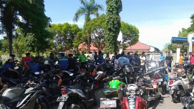 Ratusan pekerja yang belum bisa masuk kedalam pabrik PT Industri Kemasan Semen Gresik.