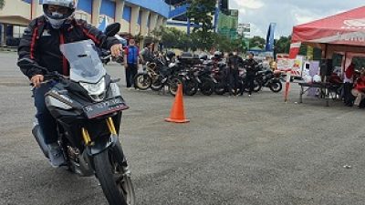 Salah satu warga yang mencoba test ride Honda New CB150X di Malang, Minggu