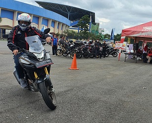 Salah satu warga yang mencoba test ride Honda New CB150X di Malang, Minggu