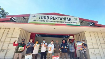 Sejumlah anggota petani green belt memperlihatkan produknya.