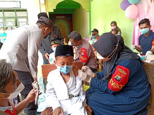 Pelaksaan vaksinasi yang diadakan Polres Bojonegoro di Madrasah Ibtidaiyah (MI) Al-Rosyid Ngumpakdalem, Kecamatan Dander, Kabupaten Bojonegoro, Selasa (11/01/2021).