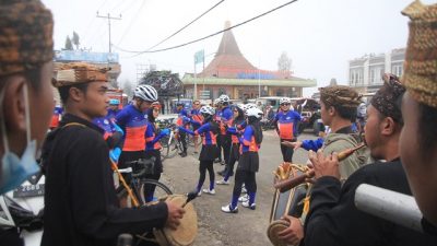 Goweser menikmati alunan musik khas suku Tengger, Bromo.