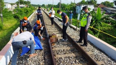 Wanita tanpa identitas ditabarak Kereta Api di Dusun Mangkreng, Desa Mekikis, Kecamatan Purwoasri, Kabupaten Kediri, Rabu (19/1/2022).