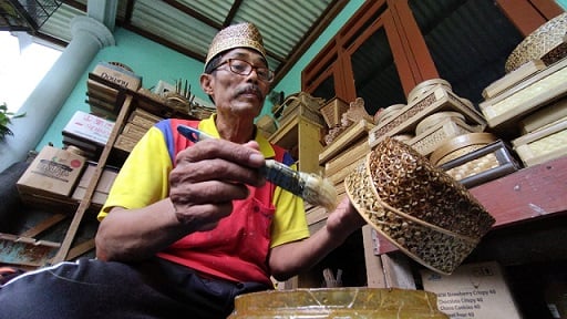 Imam Suhadi, pengrajin songkok bambu asal Desa Kanigoro, Kecamatan Kras, Kabupaten Kediri.
