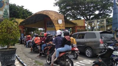 Antrian pengunjung wisata gunung kelud kabupaten Kediri, Minggu (2/1/202).