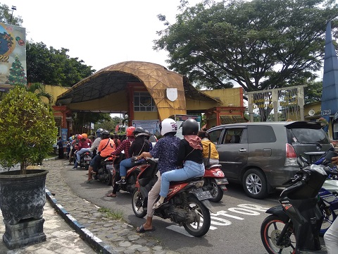 Antrian pengunjung wisata gunung kelud kabupaten Kediri, Minggu (2/1/202).