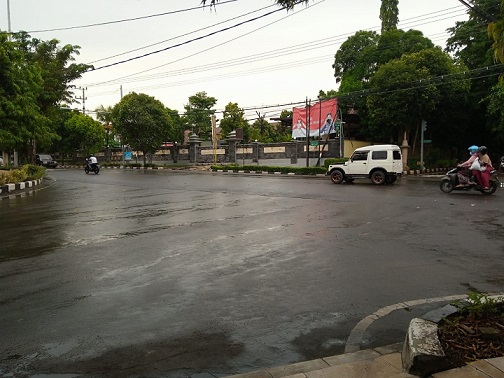 Kondisi lalu Lintas yang berada di persimpangan Jalan Pramuka Tuban, Minggu (2/1/2022). 