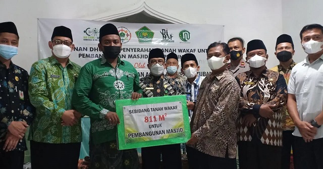 Masduqi, perwakilan keluarga wakif guru besar UIN Maliki Malang, Prof Parno, menyerahkan tanah untuk pembangunan masjid kepada pihak desa Kedungjambe, Singgahan, Tuban, Kamis (13/1/2022