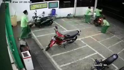 Maling motor. (Foto: Tangkapan layar CCTV Minimarket Basmallah/Tugu Jatim)