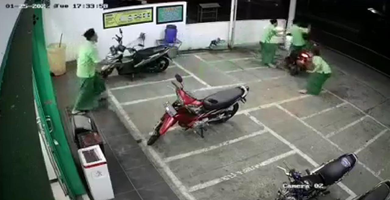 Maling motor. (Foto: Tangkapan layar CCTV Minimarket Basmallah/Tugu Jatim)
