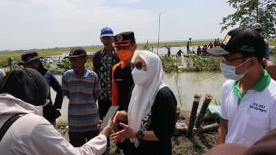 Bupati Bojonegoro, Anna Muawanah saat mendatangi jebolnya tanggul di Desa Kedungprimpen, Kecamatan Kanor, Kabupaten Bojonegoro, Minggu (23/1/2022).