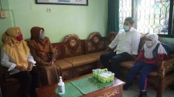 Wali Kota Kediri, Abdullah Abu Bakar, berbincang dengan guru salah satu sekolah di Kediri.