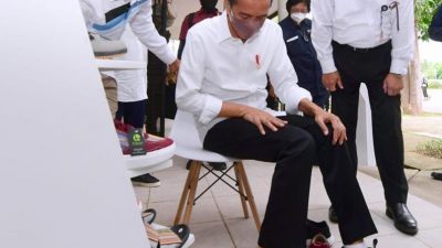 Sepatu kain tenun. (Foto: Twitter @Joko Widodo/Tugu Jatim)