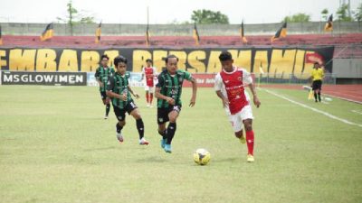 Pemain Persedikab Kediri saat berlaga dalam sebuah pertandingan di liga 3.