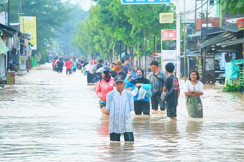 Warga di desa Kedawung Kulon Pasuruan mengeluhkan belum dapat bantuan banjir.