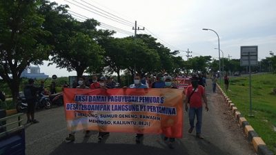 Warga ring satu menggelar aksi di depan pintu masuk PT Pertamina GRR,