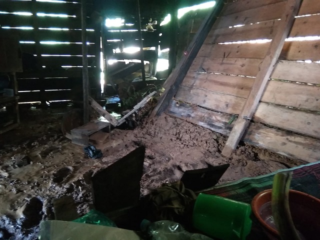 Kondisi dapur Poniman, warga Dusun Beru, Desa Blimbing, Kabupaten Kediri yang hancur tertimpa tanah longsor.