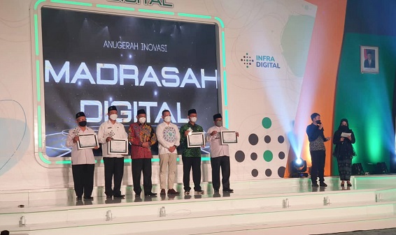 Kepala Kantor Kemenag Tuban, Sahid, saat menerima penghargaan secara simbolis oleh Ian McKenna CEO Infra Digital Nusantara (IDN).