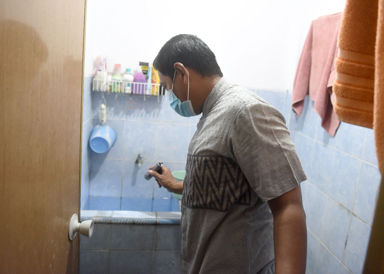 Wali Kota Kediri, Abdullah Abu Bakar, ngecek bak kamar mandi warga untuk memastikan terbebas dari jentik nyamuk, Jumat (7/1/2022). 