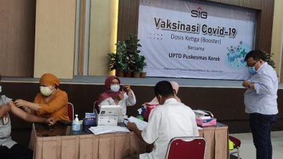 Tenaga vaksinator dari UPTD Puskesmas Kerek menyuntikan vaksin Covid-19 jenis Pfizer ke karyawan SIG Pabrik Tuban.