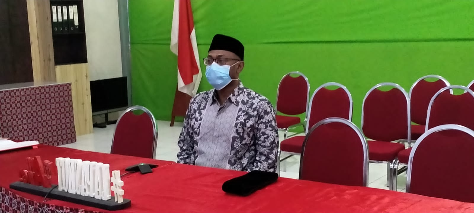 Terdakwa Helmi mengikuti sidang perdananya dari rutan Lapas II B Pasuruan.