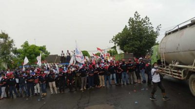 1.000 Buruh Blokir Jalan Pantura, FSPMI Kabupaten Tuban Tuntut PT IKSG Penuhi Hak Pekerja