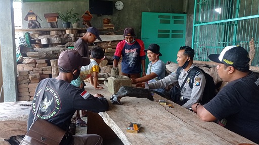 Puluhan benda sejarah diamankan di rumah Yulianto, warga Desa Besowo, Kecamatan Kepung, Kabupaten Kediri.