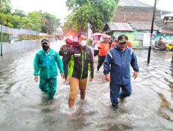 Plt Bupati Nganjuk Marhaen dan Petugas BPBD Cek Lokasi Banjir Setinggi 50 Cm