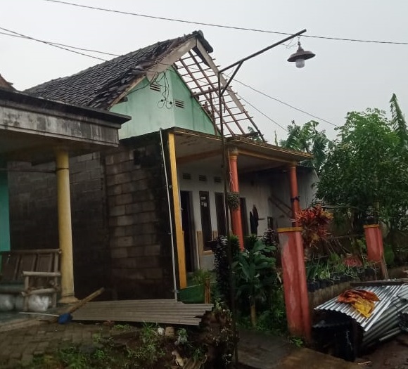 Kondisi salah satu rumah warga yang rusak akibat angin kencang di Kecamatan Jabung, Kabupaten Malang, Sabtu (29/1/2022).