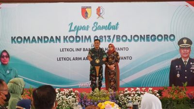 Letkol Arm Arif Yudho Purwanto didampingi istri saat menghadiri lepas sambut jabatan sebagai Pimpinan Komando Distrik Militer (Kodim) 0813 Bojonegoro, Rabu (12/1/2022).