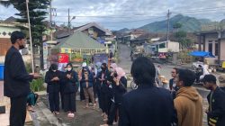 Kerja bakti Kelompok KKM UIN Malang bersama petugas kebersihan di desa Ngabab, Kecamatan Pujon, Kabupaten Malang.