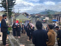Kelompok KKM UIN Malang Bersihkan Fasilitas Umum di Desa Ngabab Kabupaten Malang