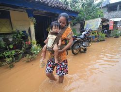 Kisah Perjuangan Ibu Gendong Bayinya di Tengah Banjir Pasuruan untuk Cari Makan