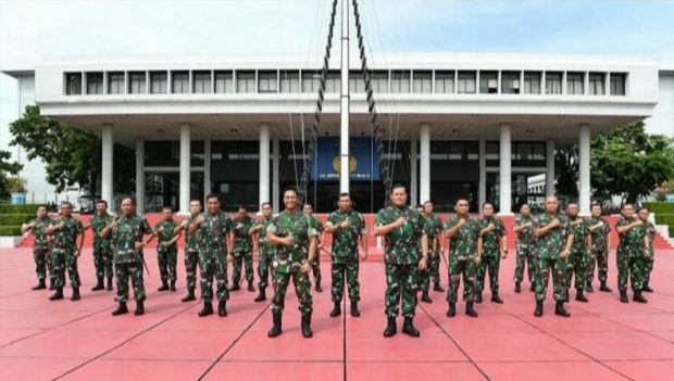Panglima TNI, Jenderal Adi Perkasa, bersama jajaran perwira TNI AL.