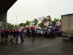 Aksi Seribu Buruh di Tuban Blokir Jalur Pantura, 500 Personil Kepolisian Disiagakan