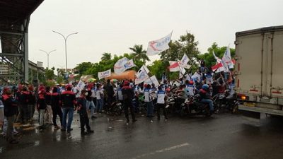 Massa aksi buruh dari FSPMI Tuban yang masih semangat menggelorakan tuntutannya, Rabu (12/1/2022).