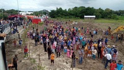 Antusias masyarakat menyaksikan peresmian Jembatan Terusan Bojonegoro-Tuban, Rabu (12/01/2022).