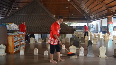 Mendekat dengan masyarakat pegawai dan narapidana Lapas Tuban melakukan bersih-bersih di area makam Sunan Bonang Tuban.