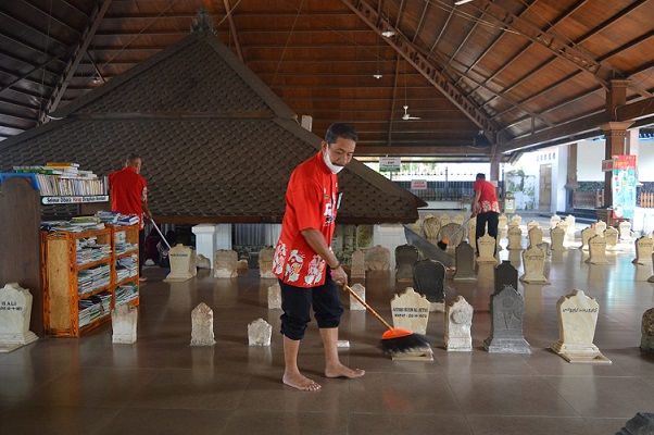 Mendekat dengan masyarakat pegawai dan narapidana Lapas Tuban melakukan bersih-bersih di area makam Sunan Bonang Tuban.