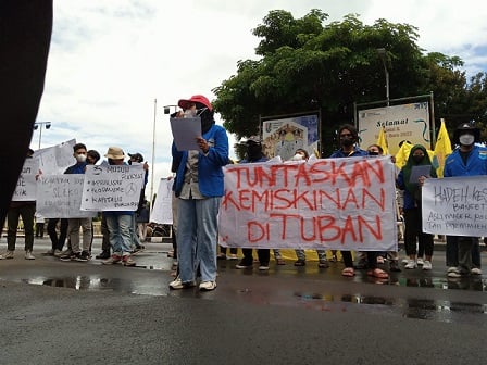 Puluhan kader PMII Tuban aksi depan kantor Pemkab Tuban. Mereka menuntut Bupati Tuban dan wakilnya bisa mengatasi angka kemiskinan yang pada tahun 2021 naik.