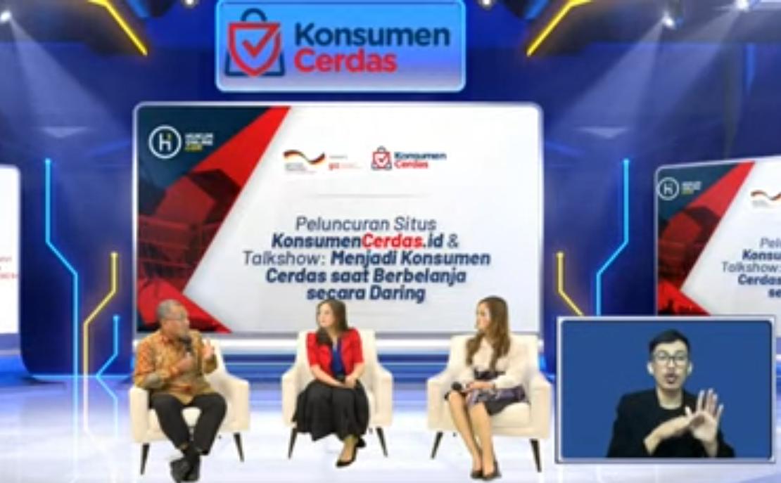 Suasana Talkshow, (dari kiri) Dr. David Tobing, Tasya Kamila, dan Ranny Rachmandini.