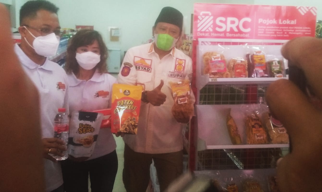Bupati Gus Irsyad bersama perwakilan PT SRCIS menunjukkan produk UMKM hasil produksi warga Kabupaten Pasuruan.