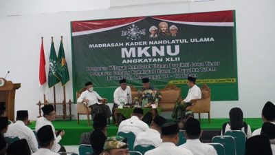 Ketua PWNU Jatim, KH Marzuki Mustamar, membuka sekaligus berikan materi dalam MKNU di Tuban, Jumat (21/1/2022).