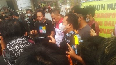 Demo gabungan LSM dan wartawan di depan Pendopo Bupati Pasuruan, Kamis (20/1/2022).