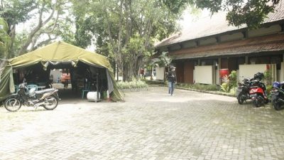 Gedung balai latih kerja Kota Kediri di persiapakan untuk hadapi lonjakan kasus Covid-19 varian Omicron.