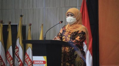 Gubernur Jatim, Khofifah Indar Parawansa, memberi bimbingan teknis pada kader Hanura se-Jawa Timur, Sabtu (15/1/2022).